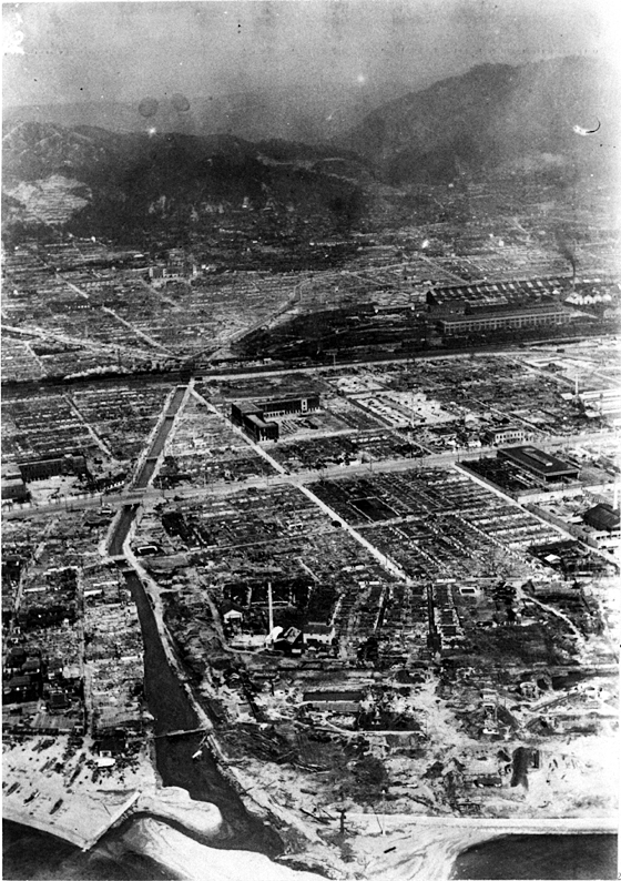 神戸空襲の焼け跡（鷹取駅方面）