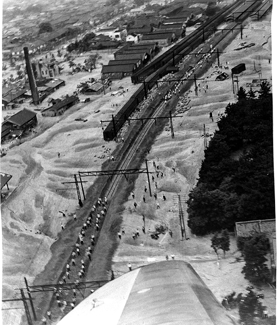 土砂で埋まった国鉄住吉駅一帯