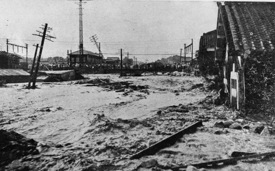 大石川の濁流