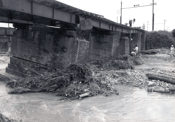 流失寸前の福田川の鉄橋