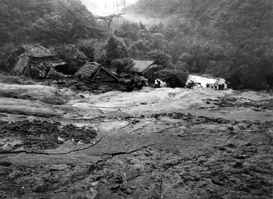 悪魔の爪跡のような山津波のあと